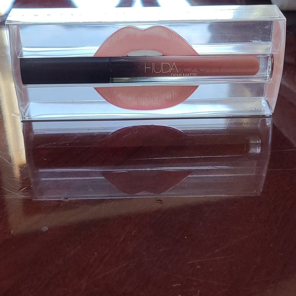 HUDA Beauty Demi Matte Lipstick in Feminist